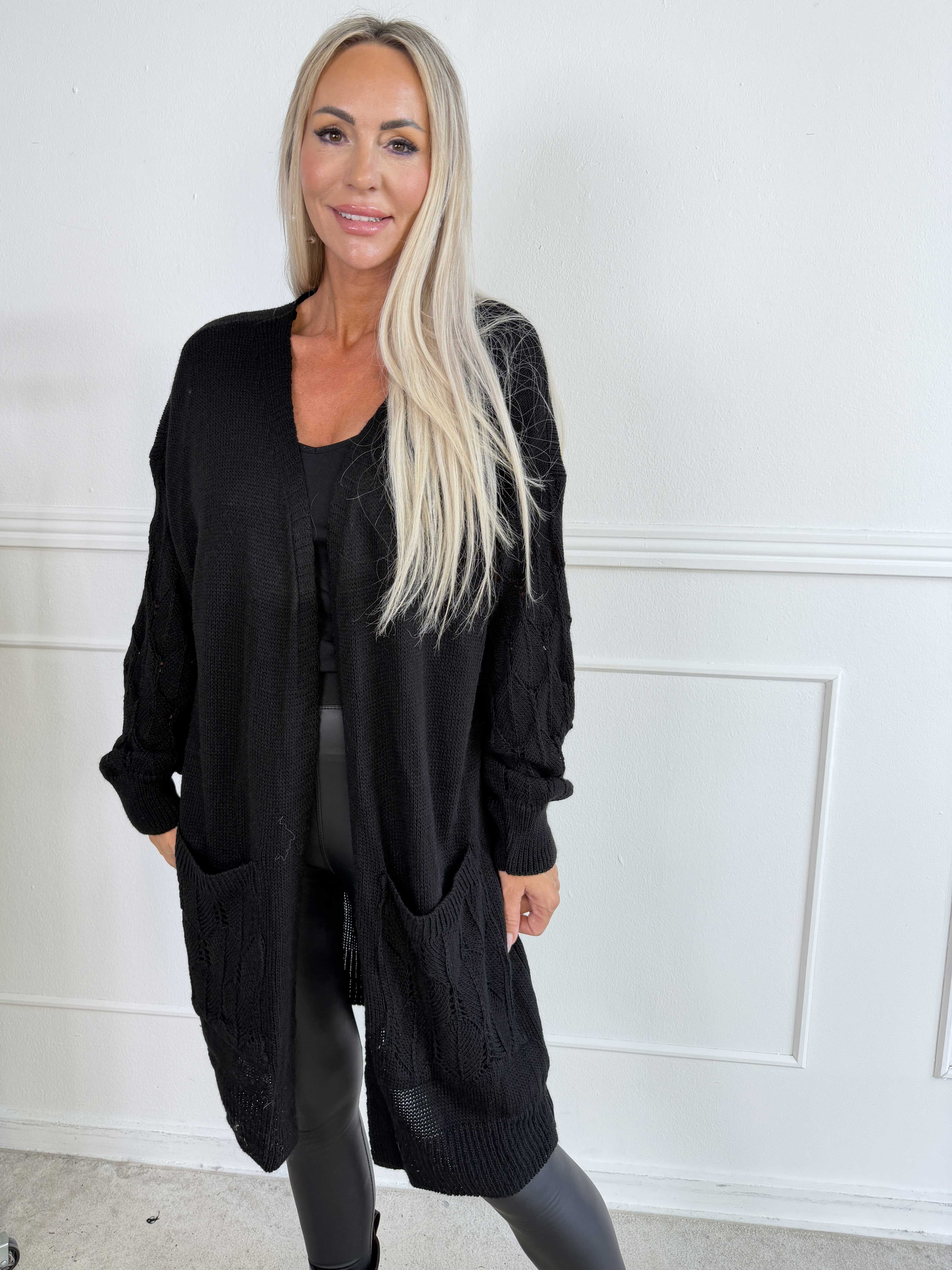 Elizabeth - Lang strikcardigan med fint hulmønster på ærmerne